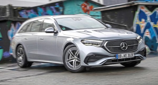 Това комби на Mercedes  е пълен с плюшени материали и фантастични технологии, както вероятно бихте очаквали. Така че не е твърде различен от флагмана  S-class по отношение на усещането за лукс. 

Таблото вероятно ще бъде първото нещо, което ще привлече вниманието ви вътре. 14,4-инчов централен екран и два 12,3-инчови дисплея съставляват Superscreen настройката на Mercedes. Не е толкова пълен с информация, колкото още по-впечатляващата опция Hyperscreen, но все пак има много технологии за данни. 

Недостатъкът е кабината, която е доста компактна предвид размера на E-Class Estate. Разполага с прилично място за сядане, но леко малко ограничено за кола от този клас. Отзад ще има малко повече място, ако изберете мекия хибриден вариант, тъй като той има 615-литров багажник. На линия е и PHEV, който предлага някои изкушаващо високи показатели за икономичност, но това идва на цената от едва 155 литра пространство в багажника.
